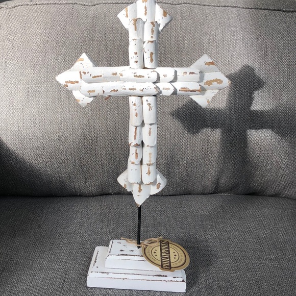 Handcrafted whitewashed wood cross on a metal rod - Picture 1 of 9